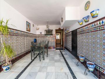 ESTUPENDA CASA ADOSADA EN LA MEJOR ZONA DE SEVILLA ESTE, AL LADO DEL PALACIO DE CONGRESOS, CON GARAJE INCLUIDO
