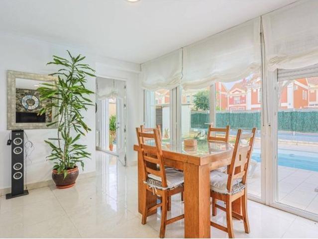 Estupenda casa en venta en Olivar de Quintos, Montequinto. Sevilla