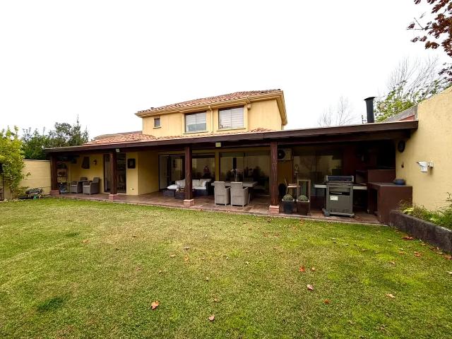 Estupenda Casa En Arriendo. La Dehesa. Condominio Por Fuera
