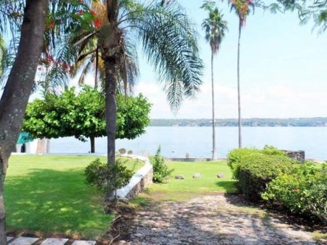 Estupenda casa en condominio Las Palmas, con vista al lago, se vende en Tequesquitengo