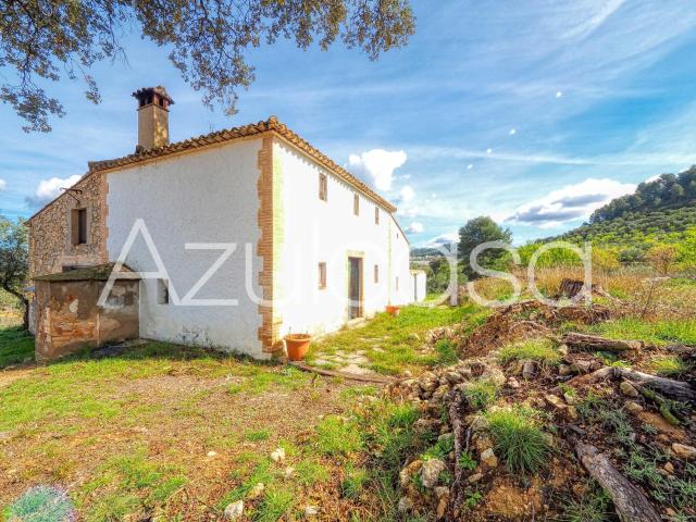 Estupenda Masía en venta con parcela rústica de 23.000m2 junto a Banyeres de Mariola