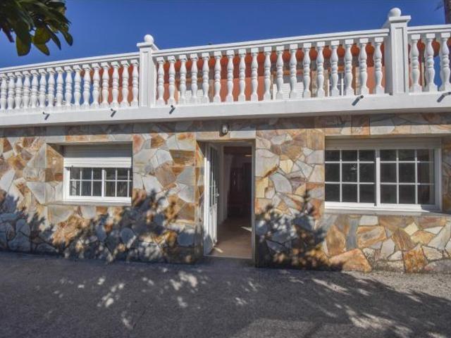 Estupenda y amplia casa unifamiliar en alquiler con terraza y parcela privada