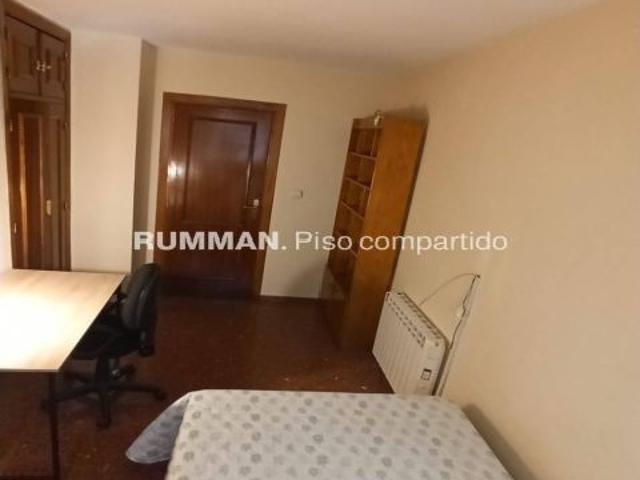 EST/ Piso de cuatro dormitorios junto cartuja
