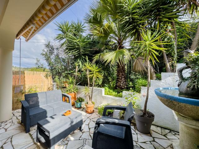 Esta moradia de dois pisos, cheia de personalidade e constru. 160m² Lagos