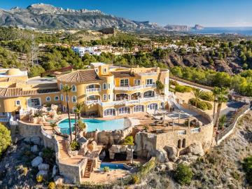 Esta notable finca de lujo se encuentra en una posición elev. 2000m² La Nucia Hills