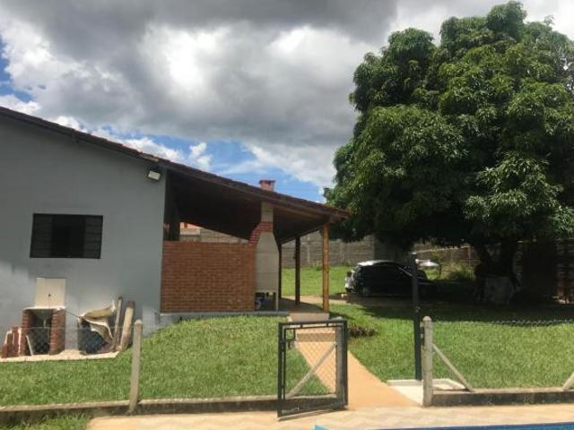 Está à venda uma chácara no Condomínio Quinta do Tamboril