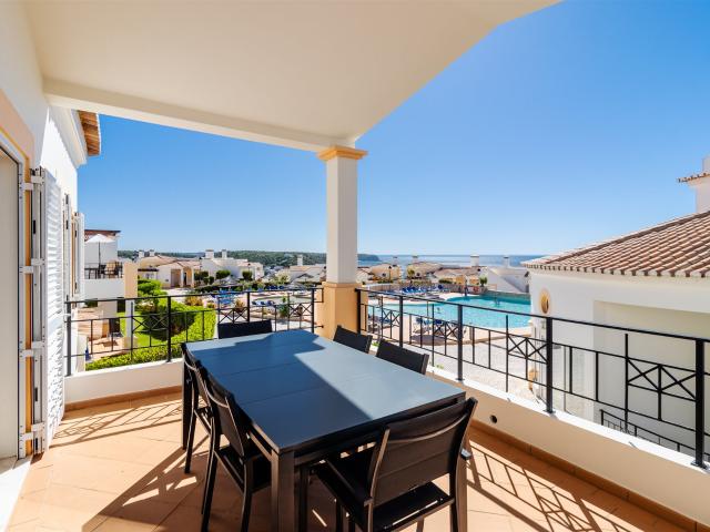 Esta bela moradia geminada de 3 quartos está situada numa lo. 147m² Vila do bispo e raposeira
