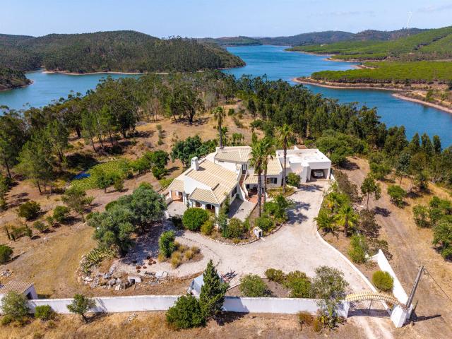 Esta bela villa de 3+1 quartos está situada nas margens da B. 270m² Monchique