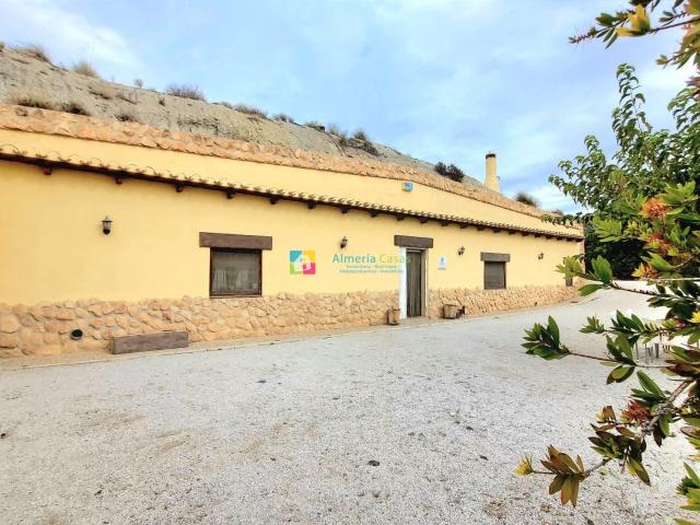 Esta bonita casa de campo está situada a las afueras de Cúll. 247m² Cullar