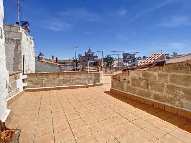 Esta bonita casa de pueblo de más de 300 m² se encuentra en. 495m² Mahón