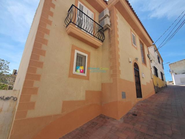 Esta bonita propiedad se localiza en Zurgena, a pie de todas. 300m² Zurgena