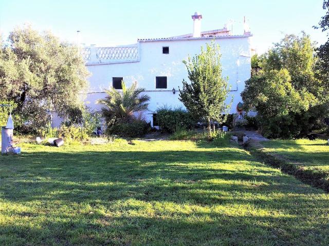 Esta casa adosada renovada de 4 dormitorios con un gran jard. 342m² Cádiar