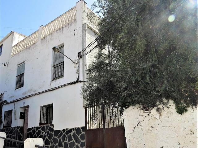 Esta casa adosada renovada de 4 dormitorios con un gran jard. 342m² Cádiar