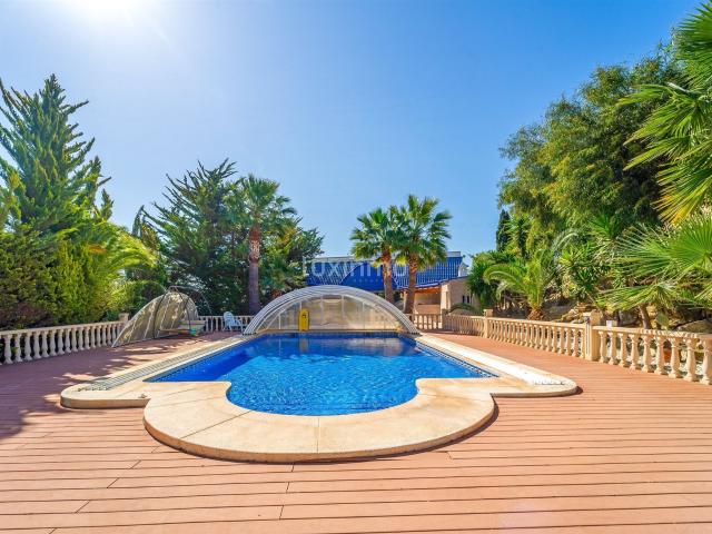 Esta casa de estilo colonial situada en la zona del acantila. 440m² El campello