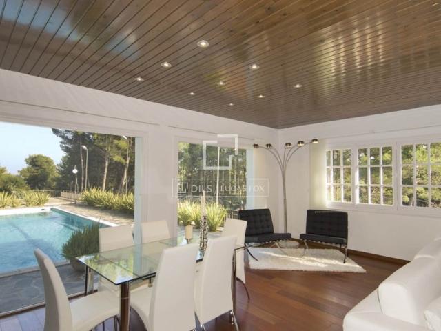Dils Lucas Fox presenta esta casa, moderna y luminosa, que s. 322m² Cerdanyola del Valles