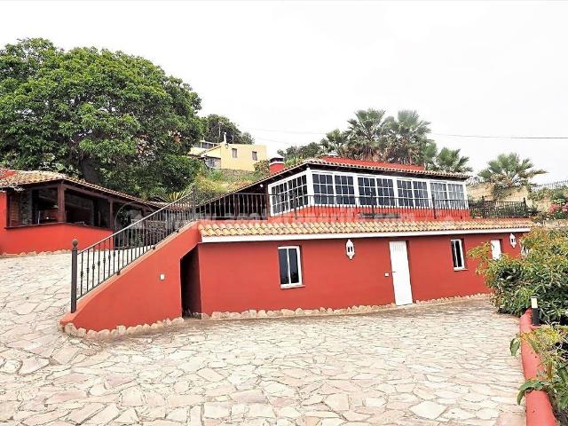 Esta casa rústica diáfana se encuentra en Icod De Los Vinos. 300m² Los Pinos