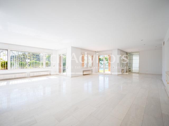 Esta casa unifamiliar de 594 m2 con piscina y zona ajardinad. 594m² Barcelona