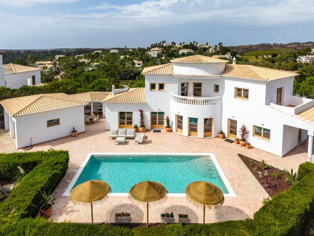 Esta deslumbrante moradia renovada de 4 quartos está perfeit. 234m² Vila do Bispo e Raposeira