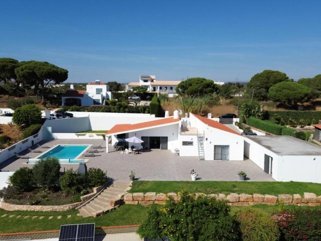 Esta deslumbrante moradia T5+1, térrea, com piscina e jardim. 315m² Albufeira e Olhos de Água