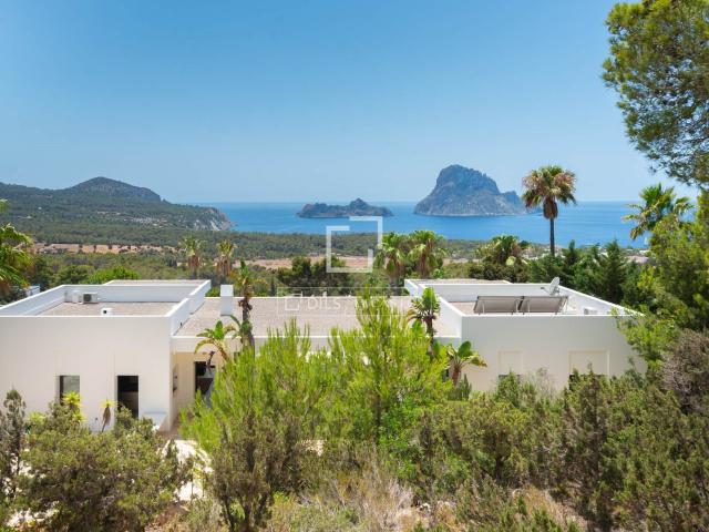 Esta excepcional villa moderna está situada en la costa oest. 488m² Cala Carbo