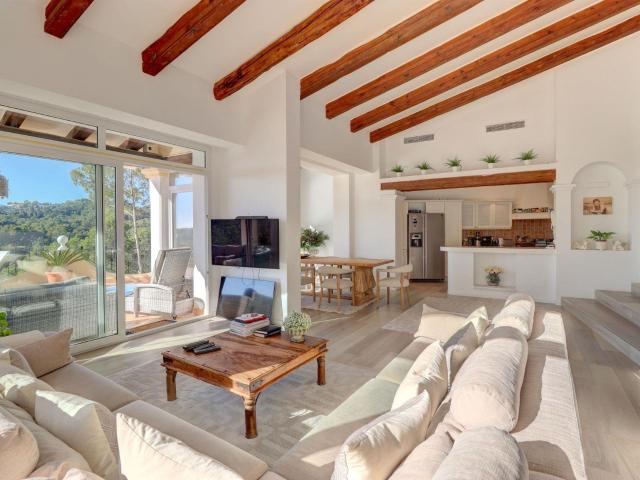 Esta exclusiva villa mediterránea de 5 dormitorios con orien. 415m² Bendinat