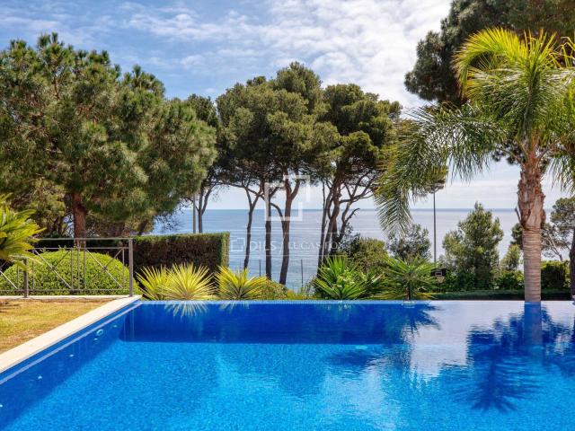 Esta exclusiva villa mediterránea se encuentra en la prestig. 703m² Calonge