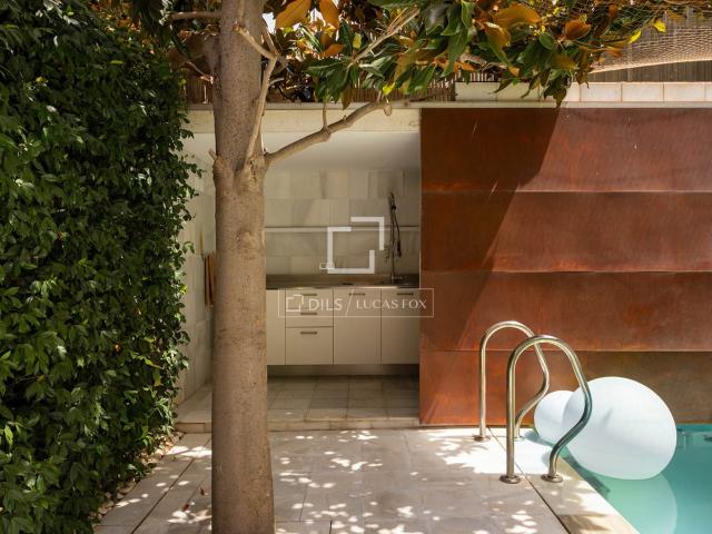 Esta exclusiva casa unifamiliar de cinco plantas se ubica en. 306m² Barcelona