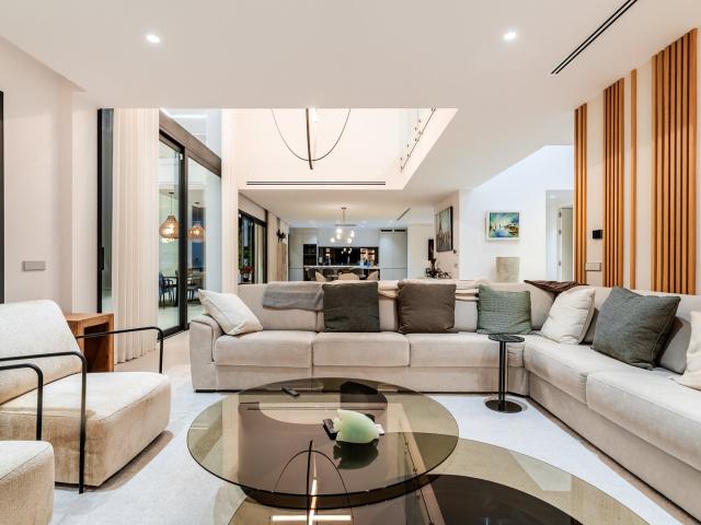 Esta exquisita villa contemporánea está situada en el presti. 1002m² Marbella