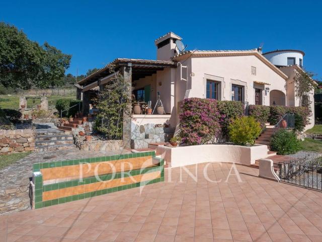 Esta elegante villa está situada en un lugar privilegiado y. 217m² Castell Platja d'aro