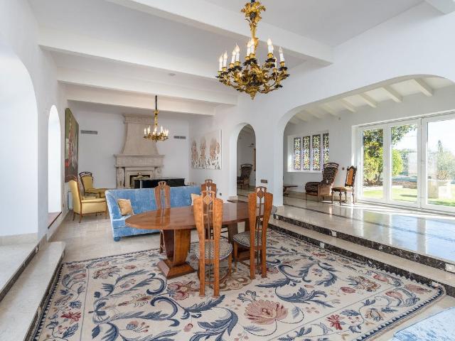 Esta fantástica villa se encuentra en la hermosa zona de Ben. 480m² Benahavís