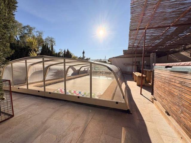 Esta finca excepcional se asienta sobre una generosa parcela. 304m² Crevillente