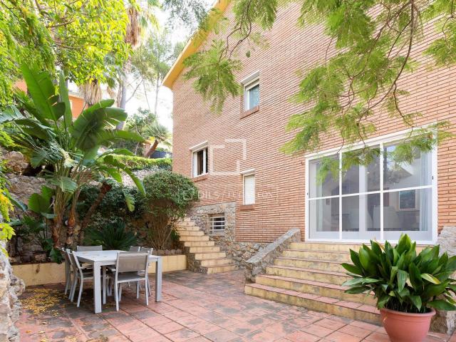 Esta gran villa unifamiliar con ladrillo a vista cuenta con. 416m² Castelldefels