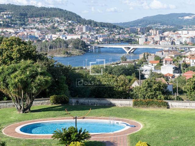 Esta impresionante vivienda se alza sobre la ciudad de Ponte. 1560m² Pontevedra