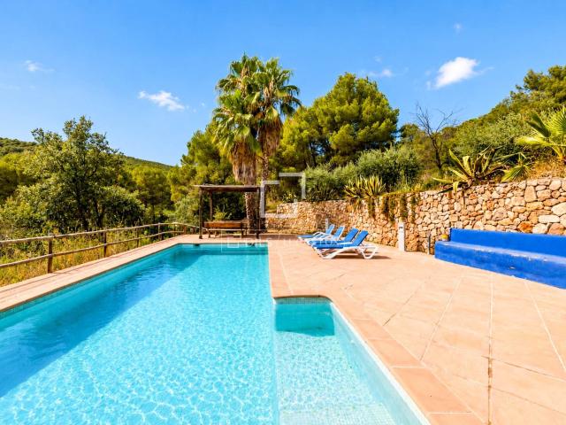 Esta impresionante vivienda rural, situada en el centro de l. 692m² Torrelles de Foix
