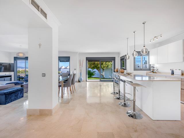 Esta impresionante villa de 5 dormitorios con baños en suite. 323m² Marbella