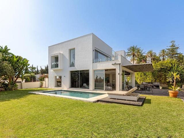 Esta impresionante villa de lujo contemporánea, con piscina. 418m² Marbella