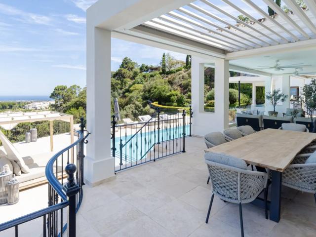 Esta impresionante villa familiar en Marbella, situada en La. 1014m² Benahavís