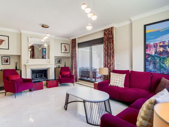 Esta impresionante villa se encuentra dentro de la exclusiva. 304m² Estepona