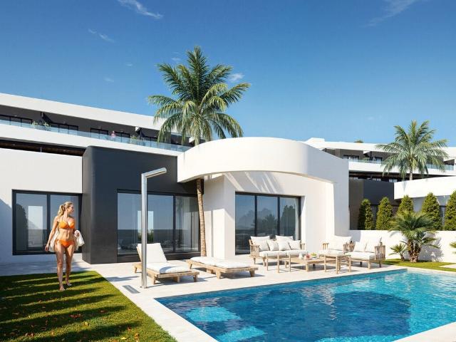 Esta lujosa villa de una sola planta, situada en primera lín. 252m² Los Alcázares
