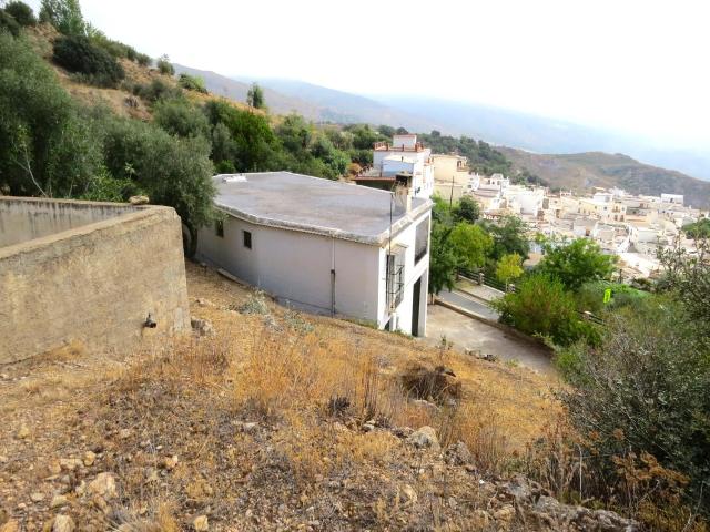 Esta propiedad independiente de 355 m² y cinco dormitorios e. 355m² Yegen