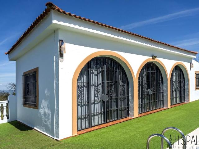 Esta propiedad ofrece una combinación perfecta de espacio, c. 272m² Cantillana