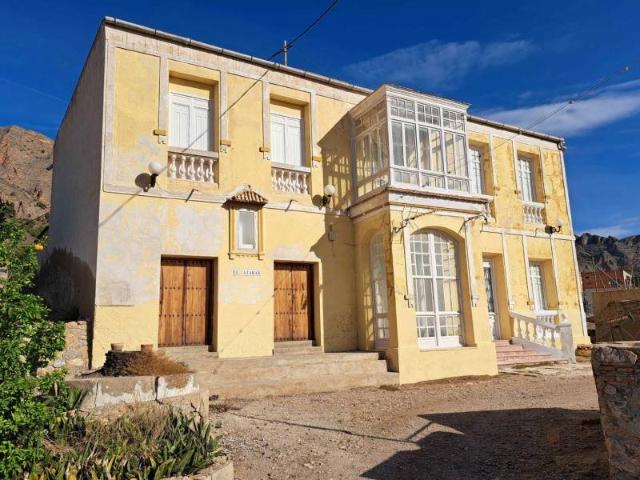 Esta propiedad, situada en la base de la majestuosa Sierra d. 369m² Orihuela