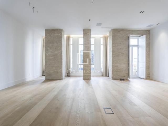 Esta singular vivienda se sitúa en un edificio de época perf. 255m² Valencia