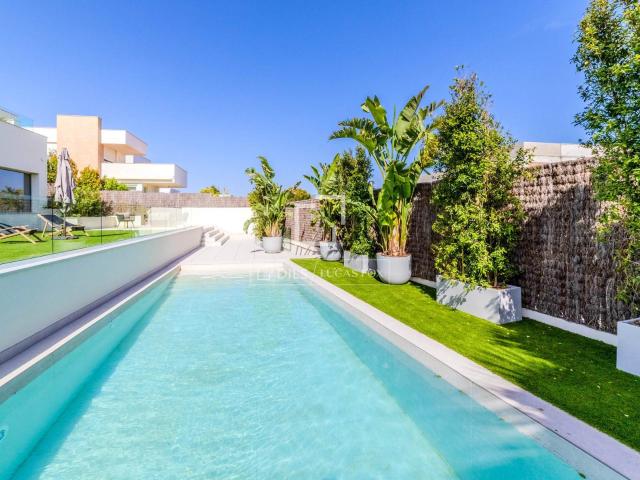 Esta impresionante villa contemporánea de nueva construcción. 561m² Sitges