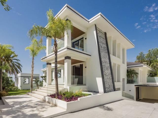 Esta villa a estrenar de 4 dormitorios y 4 baños en la Costa. 842m² Benahavís