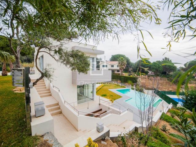Esta villa de diseño en venta en la Costa Brava se encuentra. 445m² Lloret de Mar
