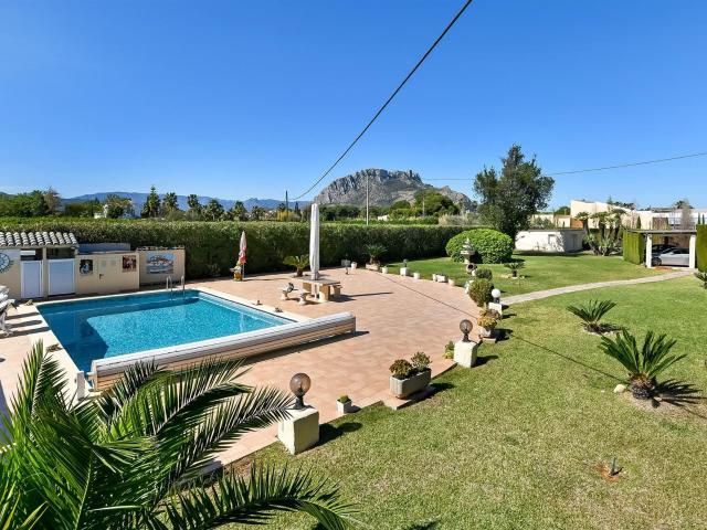 Esta villa de lujo se encuentra en una tranquila zona reside. 330m² Els Poblets