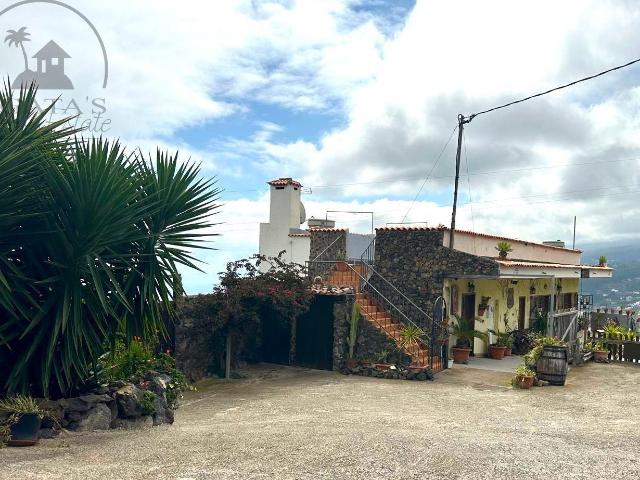 Esta villa independiente con vistas panorámicas ofrece una v. 570m² Los Pajares