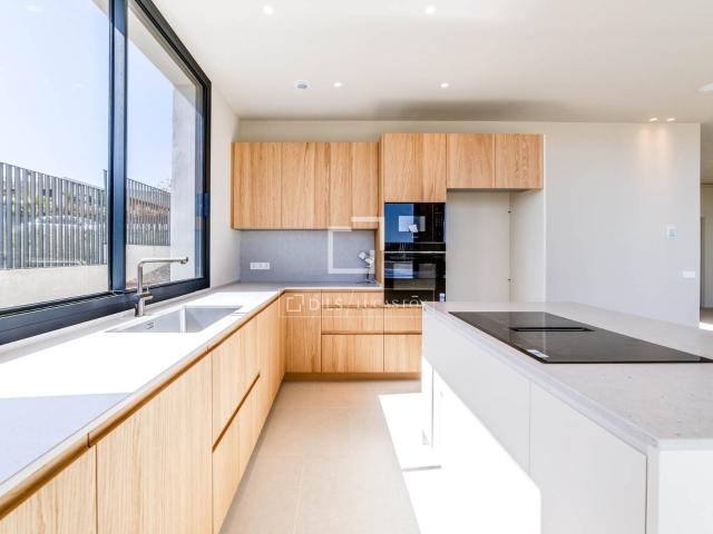 Esta villa independiente de nueva construcción se asienta so. 305m² Sitges