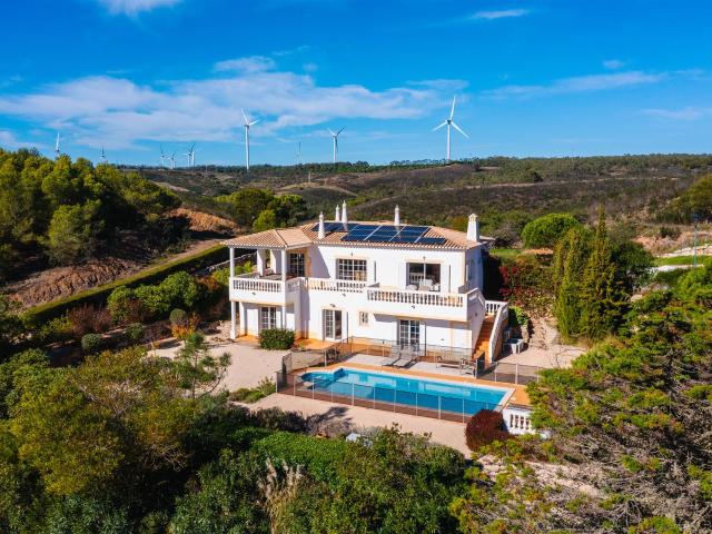 Esta villa voltada a sul, situada na 2.ª Fase do Parque da F. 185m² Vila do Bispo e Raposeira